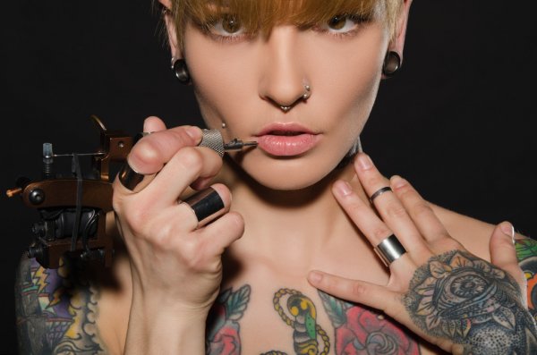 Conductas autolesivas piercings y tatuajes