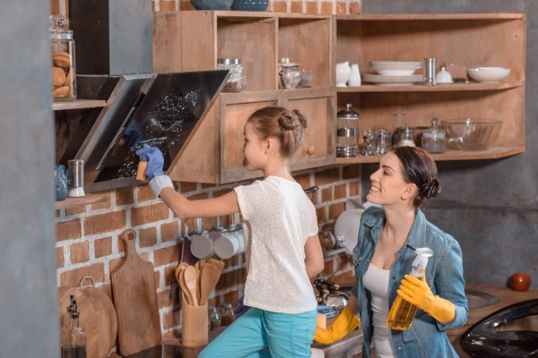 Niña ayudando en casa