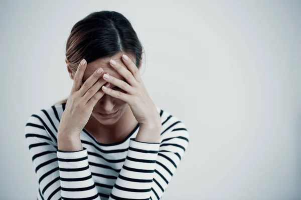 Mujer afectada emocionalmente